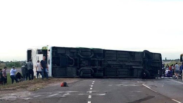 Mueren dos nenas al volcar un micro con alumnos de una escuela de Benavídez en la ruta 2