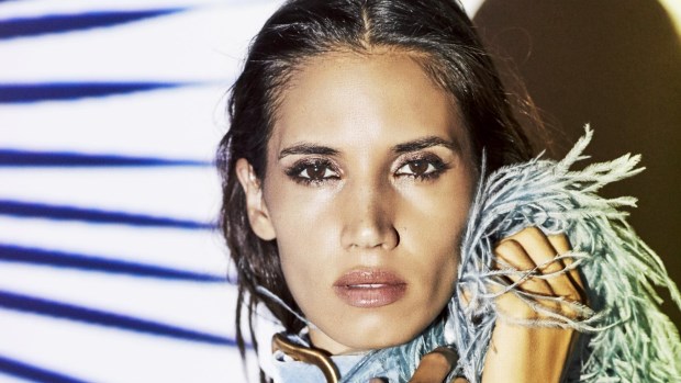 "Uno con el tiempo se va reeducando, aprendí a hablar otros lenguajes y así fui perdiendo mi naturalidad y mi inocencia", admite la cantanta justificando este regreso a las fuentes.