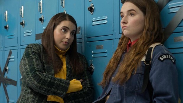 "La noche de las nerds", una comedia cálida que sigue a dos jóvenes que se pasaron la secundaria estudiando.