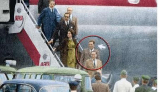 Instante que Perón y su comitiva descienden por la escalerilla del avión de Iberia en el aeropuerto internacional de Río de Janeiro, el 2 de diciembre de 1964.