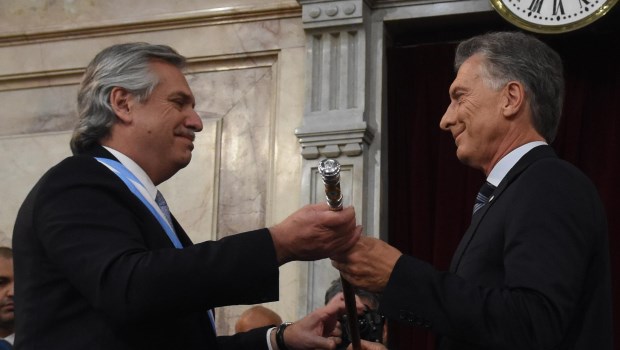 Alberto Fernández recibió los atributos de mando de manos de Mauricio Macri.ARCHIVO