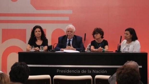 Ginés González García, quien estuvo acompañado por parte de su equipo, realizó el anunció luego de reunirse con el presidente Alberto Fernández.­