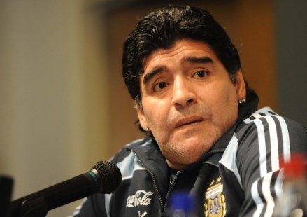 Maradona se quejó por el estado de la cancha de River y confirmó el equipo