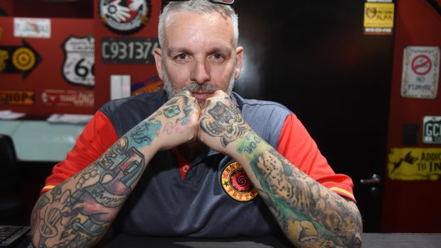 Diego Staropoli, creador de Mandinga Tattoo, recibió a La prensa en su local en Lugano.Fotos: Gustavo Carabajal