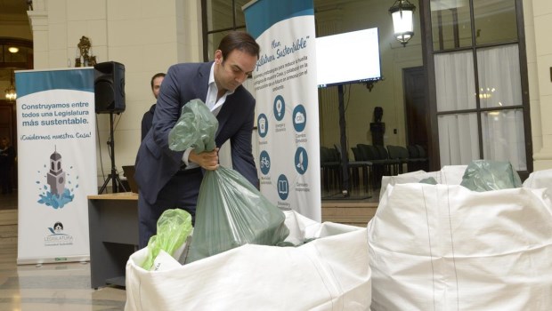 El “Plan Legislatura Sustentable” contempla el diseño, desarrollo y ejecución de acciones y estrategias innovadoras para el uso eficiente de los recursos y la reducción de la huella ecológica de la institución.