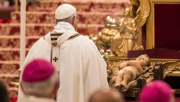 ¿Por qué el belén suscita tanto asombro y nos conmueve? se pregunta Francisco en su carta y se responde: porque manifiesta la ternura de Dios, la ternura es el lenguaje de Dios.