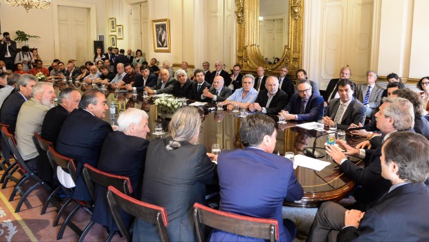 El Presidente firmó un acuerdo con empresarios, gremios y piqueteros 