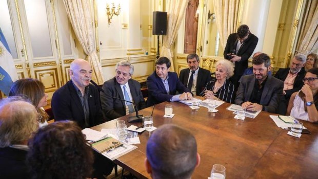 Se ha instalado la idea de que tenemos un índice de hambre africano. Si le agregamos famosos con cara de circunstancia, no tendrá sentido evaluar siquiera si las medidas son efectivas.