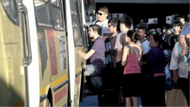 El Gobierno congeló por 120 días las tarifas de colectivos y trenes
