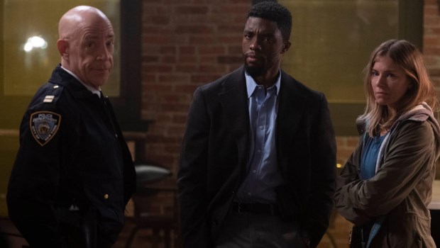 Chadwick Boseman (centro) para haber nacido para este tipo de roles. La dupla que forma con Sienna Miller se las trae.