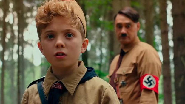 El niño y su amigo imaginario, en un filme en tono de sátira.