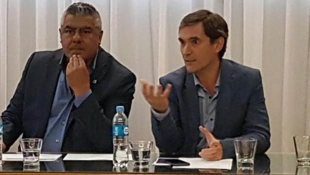 Chiqui Tapia y Marcelo Elizondo, los líderes de dos bandos que pugnan por el control del fútbol en la Argentina.
