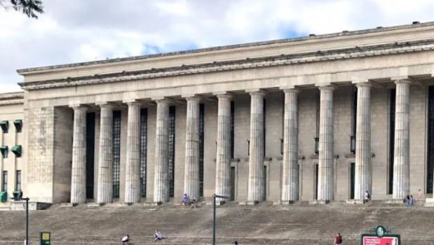 Un turista australiano fue apuñalado en la puerta de la Facultad de Derecho y está grave