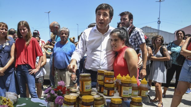 El ministro de Desarrollo Social, Daniel Arroyo, recorrió una feria con productos de la economía popular en el barrio de Barracas.