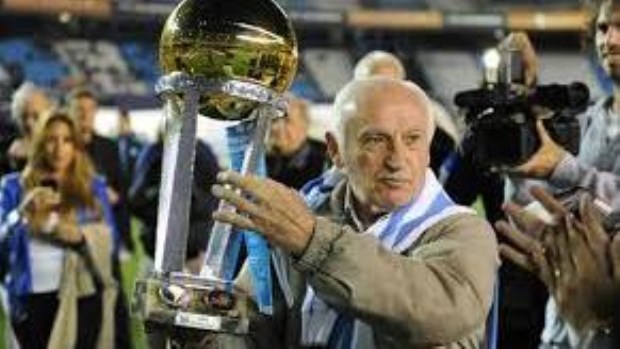 Juan José Pizzuti con la Copa Intercontinental en uno de los tantos homenajes que le tributó Racing.