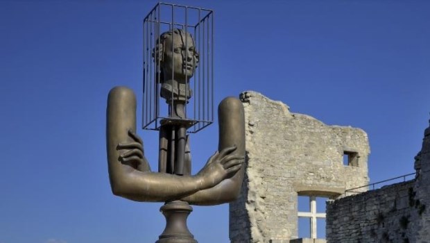 Escultura del Marqués de Sade, realizada por el artista italiano Ettore Greco. Está ubicada en las ruinas del castillo en Lacoste, Francia.