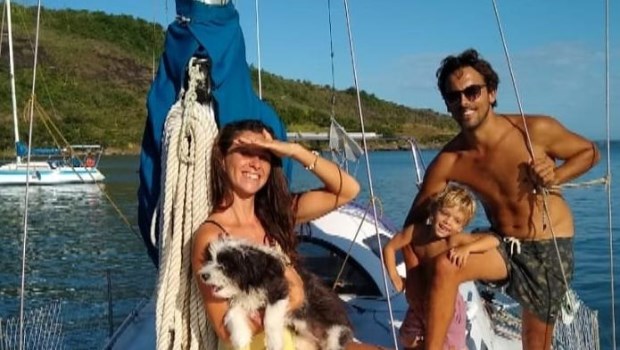 Constanza Coll, Juan Dordal y su hijo Ulises en un viaje en su barco.