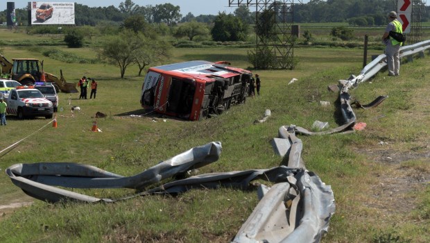 Dos muertos y más de 30 heridos al volcar un micro en la Autovía 2 ...