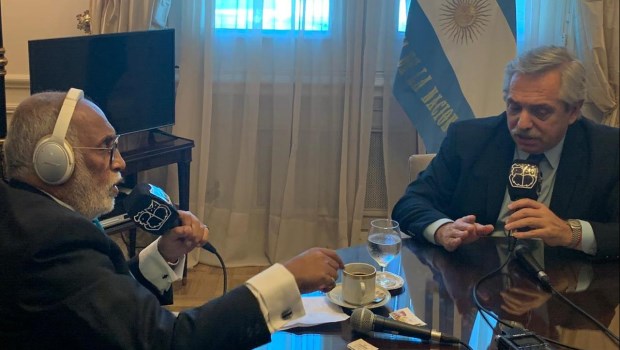 Fernández reconoció en una entrevista radial que evalúa la baja de muchos funcionarios nombrados por decreto por Mauricio Macri.