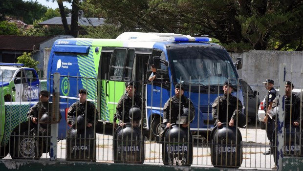 Los ocho detenidos fueron trasladados en un micro del Servicio Penitenciario Bonaerense. "Asesinos", les gritaban los vecinos del lugar.
