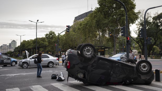 Dos heridos en un triple choque y vuelco en el cruce de las avenidas ...