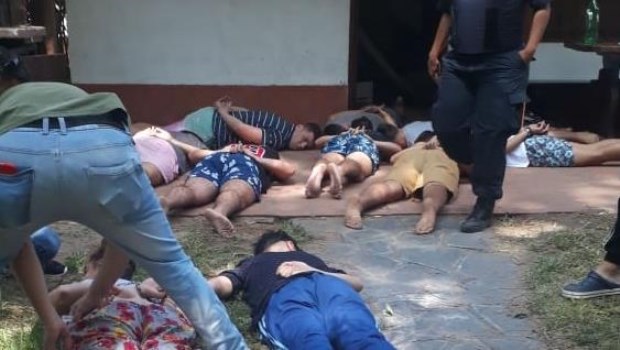 Así vemos a diputadas hablar contra la violencia de género y al mismo tiempo no aumentan las penas para violadores, nos enteramos de patotas con denuncias por violencia que son perdonadas hasta que matan a alguien o nos informamos de jueces que liberan a los delincuentes que ya libres, terminan violando a una mujer y asesinando a su hijo.