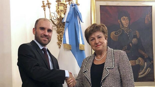 The Economist sostuvo que la Argentina y el FMI están unidos en "golpear a los bonistas"