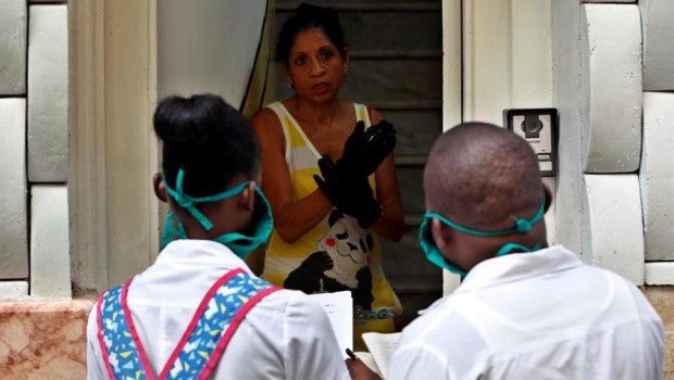 El régimen castrista envió a estudiantes de medicina a las barriadas a buscar personas con síntomas del virus corona.