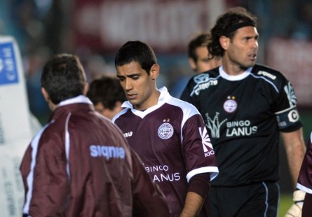 Arsenal goleó a Lanús y lo bajó de la punta