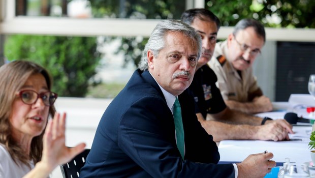 Alberto Fernández anunció que el "regreso" de argentinos desde el exterior está "suspendido"