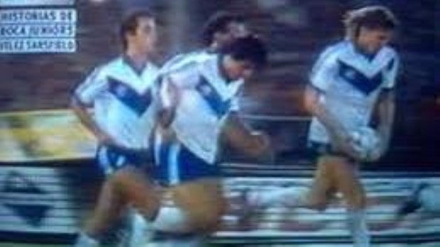Funes grita su gol Morresi y Gareca corren hacia el arco de un Vélez que persiguió y alcanzó un empate inesperado.