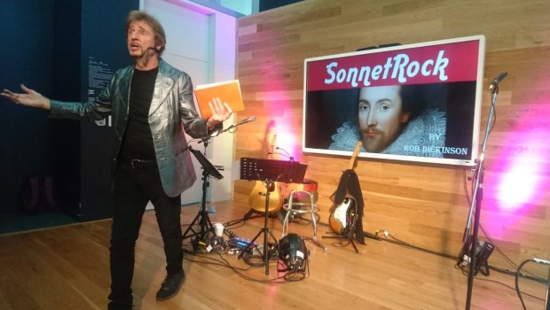 Dickinson se propone acercar a los jóvenes la obra de uno de los grandes nombres de la literatura universal.