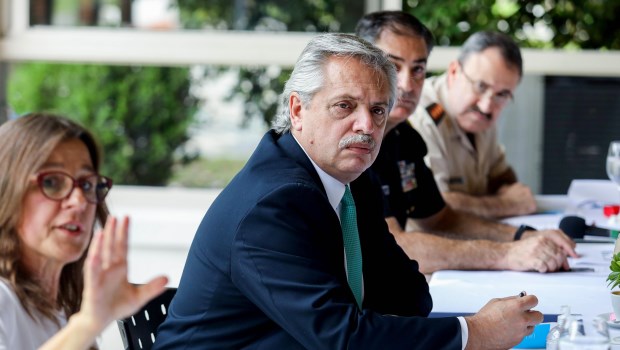 Fernández plantea una antinomia ficticia: la vida o la economía