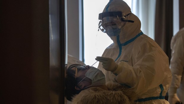 Al copiar el “método chino” de aislamiento obligatorio, muchos países parecen olvidar que están copiando un modelo comunista totalitario y represor.