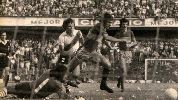 Carlos María García Cambón elude a Ubaldo Matildo Fillol y va derecho hacia el gol.