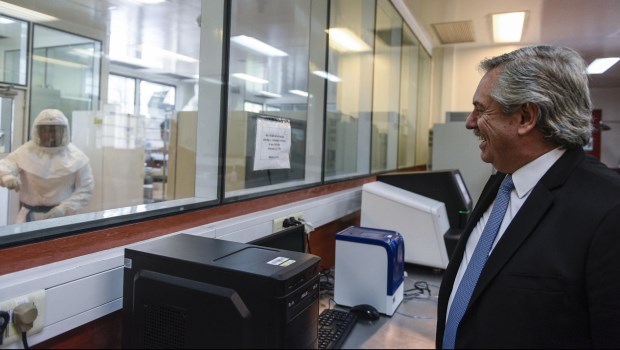 "Ustedes hacen historia", les dijo el Presidente a los profesionales del Instituto Malbrán