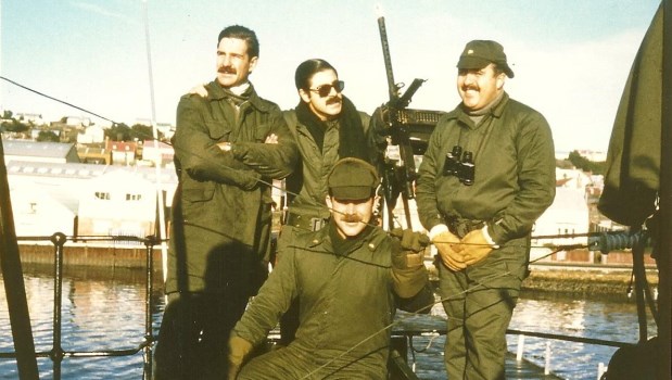 El comandante Molini, a la derecha parado y con gorra.­