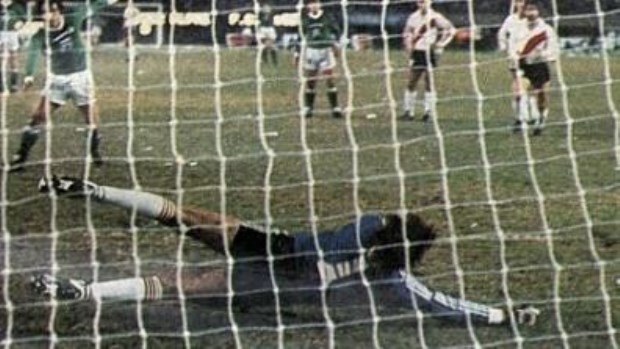 El penal del Beto Márcico que no pudo contener Pumpido.