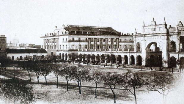 Una vista de la actual Plaza de Mayo, la Recova y el primitivo Teatro Colón, hacia 1867.­