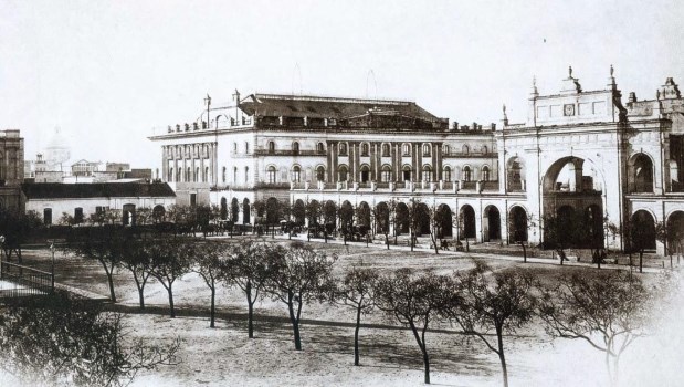 Una vista de la actual Plaza de Mayo, la Recova y el primitivo Teatro Colón, hacia 1867.