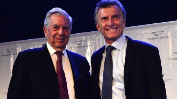 Mario Vargas Llosa preside la fundación cuyo documento firmó Mauricio Macri.