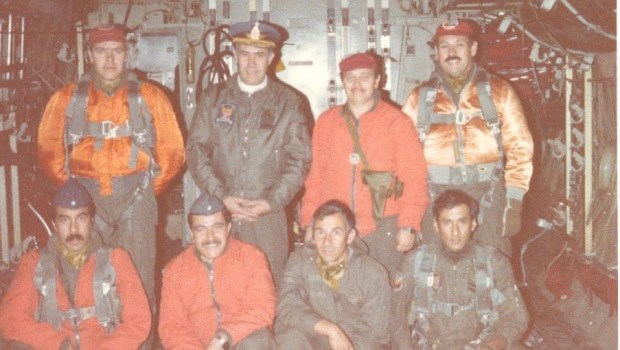 La tripulación que efectuó el primer lanzamiento de carga en zona de combate sobre Puerto Darwin, el 19 de mayo de 1982.