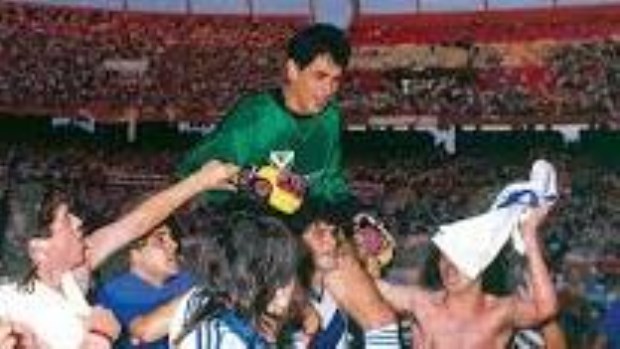 Ubaldo Matildo Fillol, en andas. Tuvo una actuación memorable en su despedida del fútbol profesional.