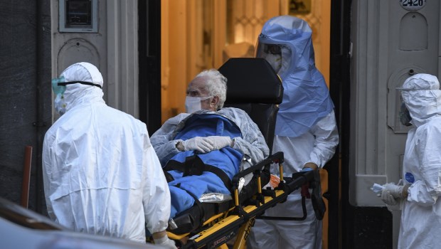 Adultos mayores de un geriátrico de Recoleta fueron derivados por sus respectivas obras sociales a diferentes centros de salud. ARCHIVO.