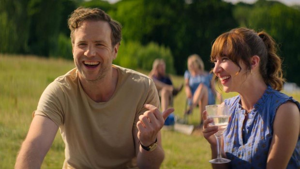 La dupla de Rafe Spall y Esther Smith resulta convincente y entrañable.