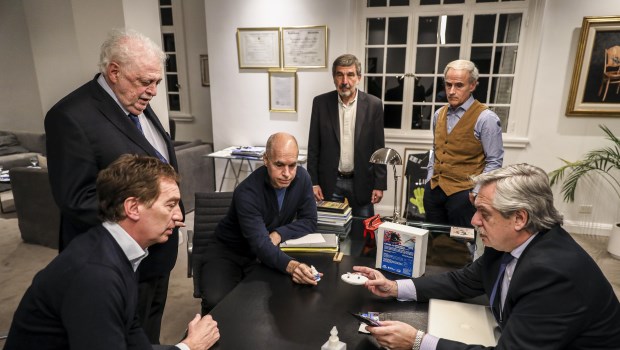 El Presidente le presentó los kits al Jefe de Gobierno porteño, Horacio Rodríguez Larreta y a su vicejefe Diego Santili.