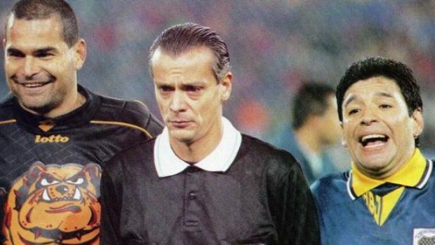 Las sonrisas de José Luis Chilavert y Diego Maradona antes de empezar el partido. Javier Castrilli, serio como siempre.