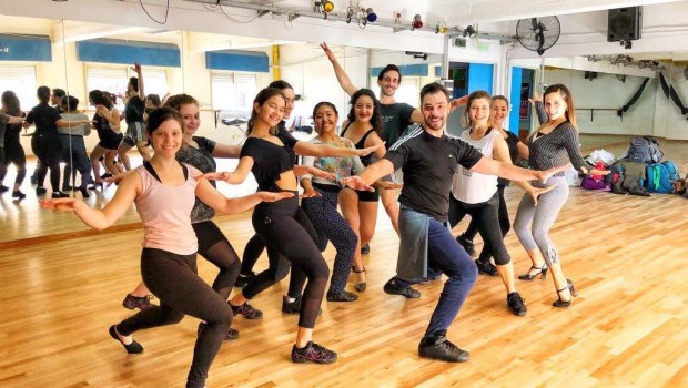 Petruzio en acción, al frente de una clase. "Me quedo con el orgullo de haber formado a intérpretes integrales de una gran solidez'', señala.