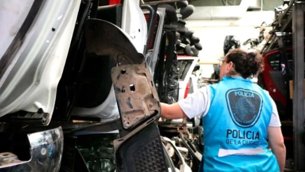 Secuestran autopartes ilegales por más de 6,5 millones de pesos en un taller de autos de lujo en Villa Crespo