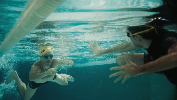 Sin grandes aspiraciones dramáticas, la serie funciona como un efectivo entretenimiento.